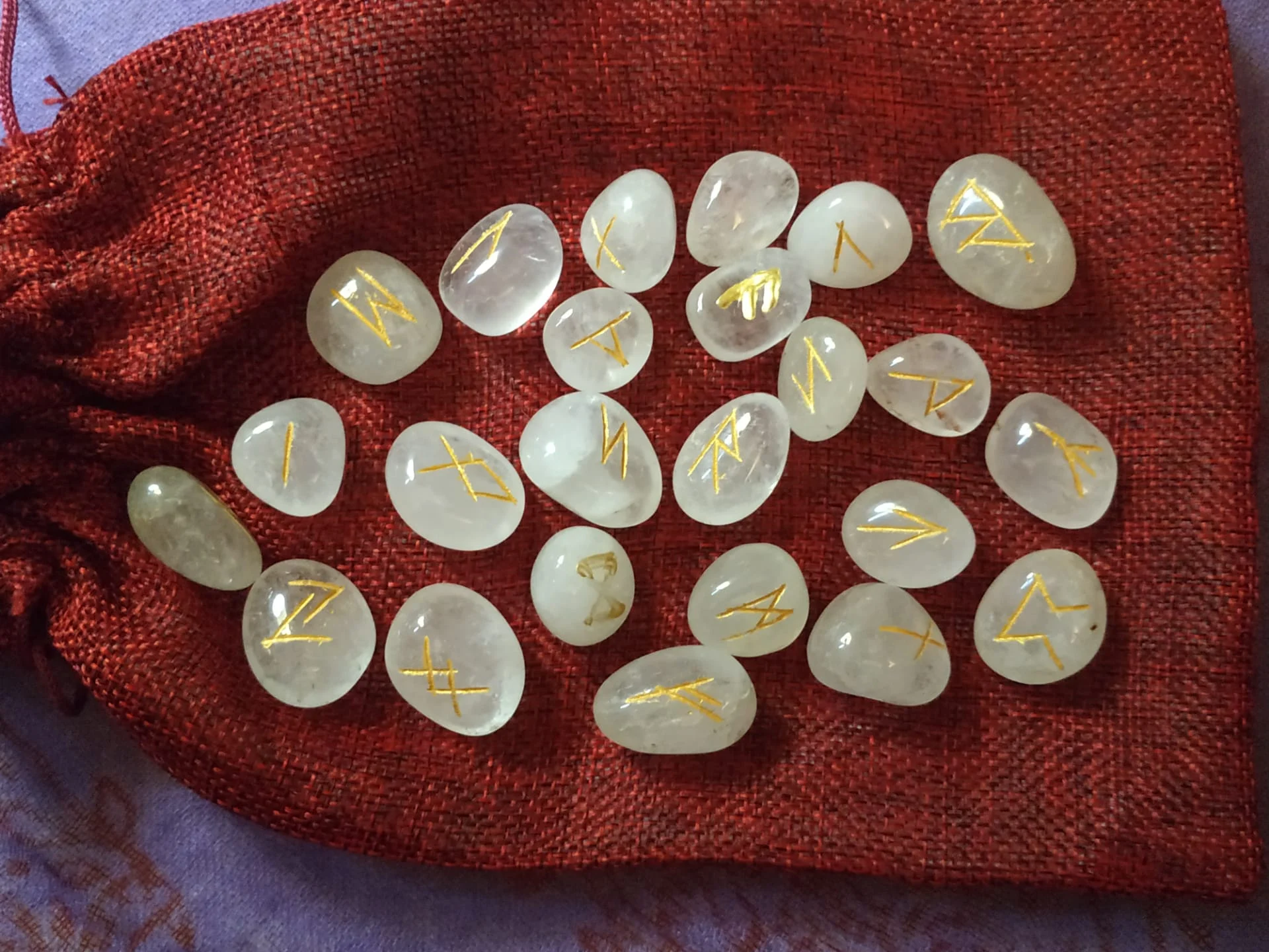 Imagem de uma consulta de runas com pedras e símbolos do alfabeto nórdico, utilizada para leituras espirituais e de adivinhação.